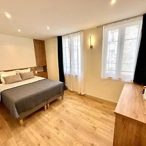 Zora Paris